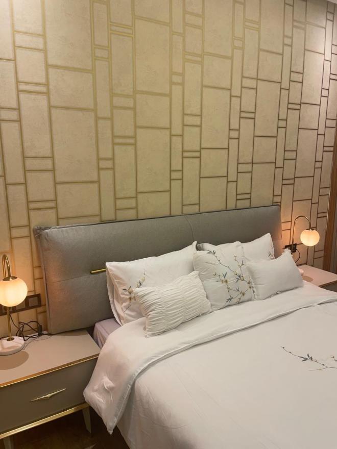 Chambre lumineuse d'un studio moderne